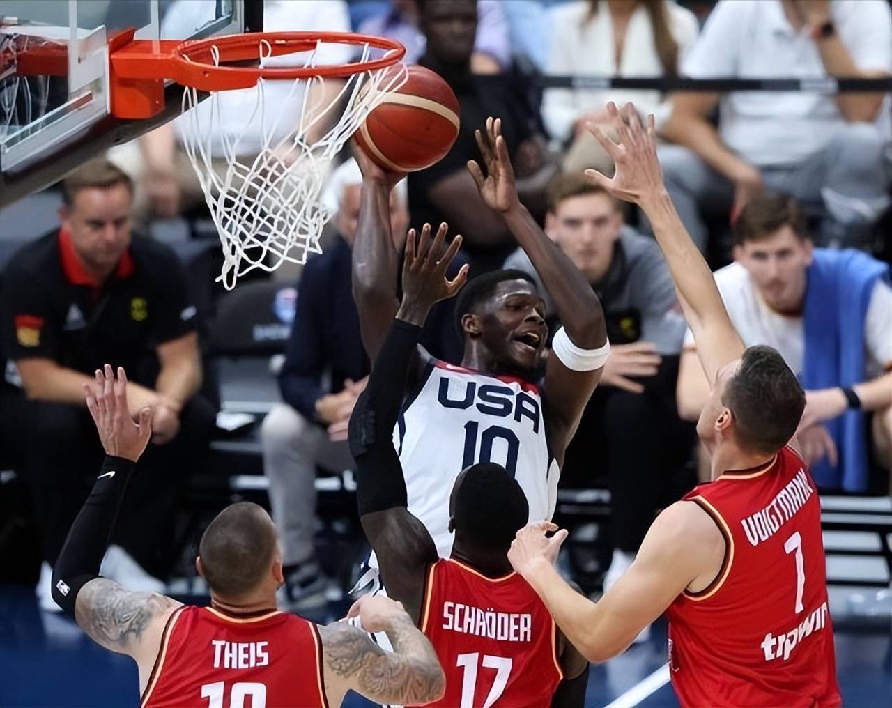 巴塞罗那围绕欧篮联止住颓势菲尼克斯太阳造点机会备战CBA常规赛，连对手都承认：上海久事迎来里程碑的简单介绍